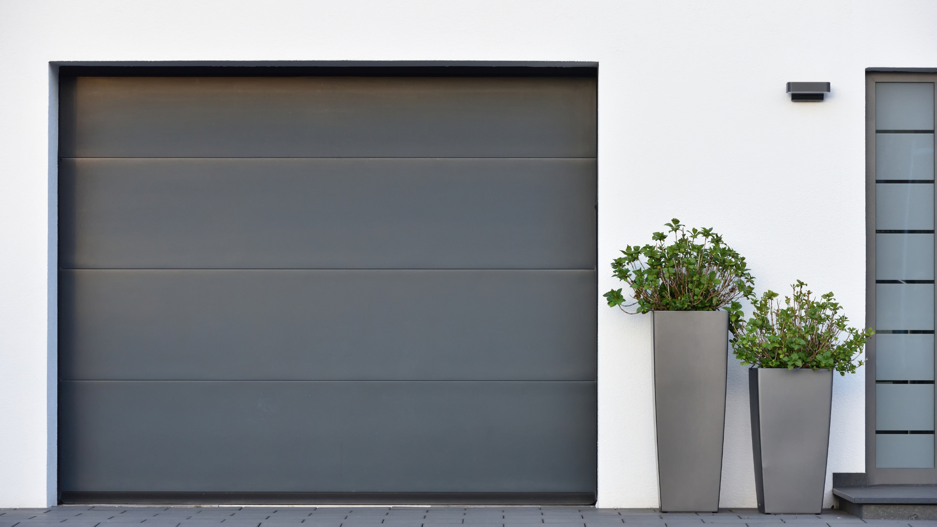 Porte basculanti per garage: una soluzione pratica ed economica Porte basculanti per garage: una soluzione pratica ed economica