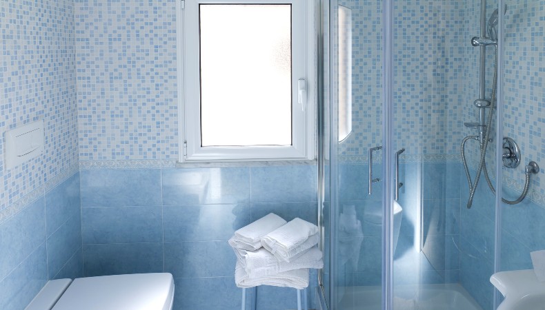 Box doccia di comfort e design per un bagno di piccole dimensioni