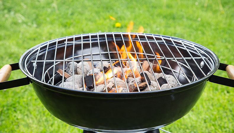 Il barbecue a carbone richiede tempo per scaldarsi e una cura costante.