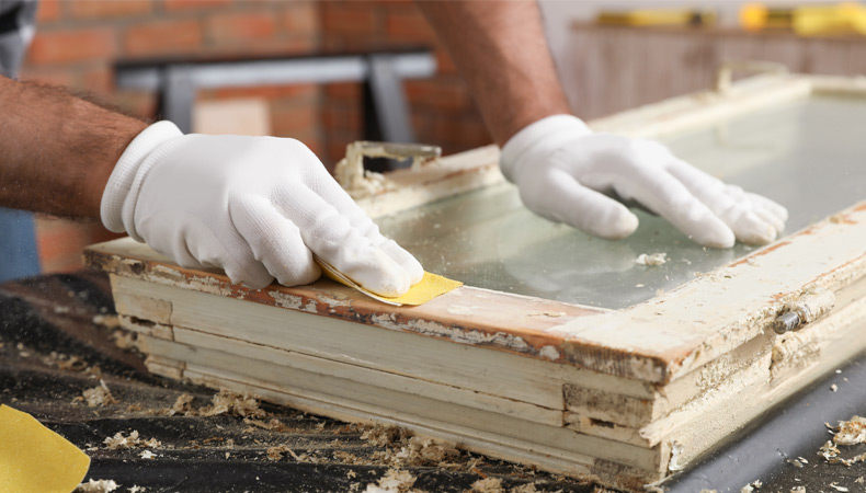 Finestre in legno rovinate dal sole? Ecco 3+1 rimedi infallibili Carteggiatura finestre