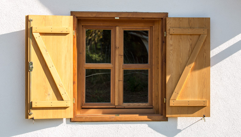 Finestre in legno rovinate dal sole? Ecco 3+1 rimedi infallibili Finestra in legno