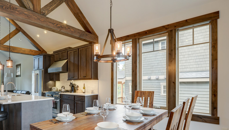 Finestre in legno rovinate dal sole? Ecco 3+1 rimedi infallibili Finestra in legno vista dell'interno di una casa