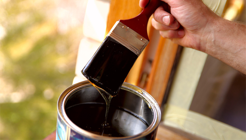 Finestre in legno rovinate dal sole? Ecco 3+1 rimedi infallibili Applicazione impregnante finestre