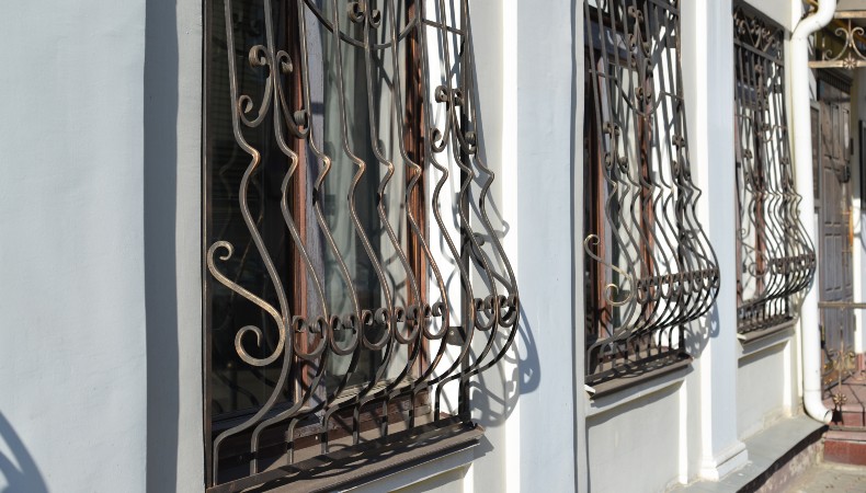 Grate per finestre lavorate a mano in ferro battuto: classe e sicurezza indiscusse