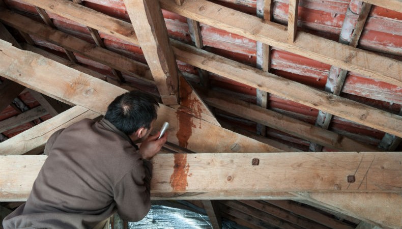 Le infiltrazioni d'acqua sul tetto possono creare danni ingenti: meglio prevenire