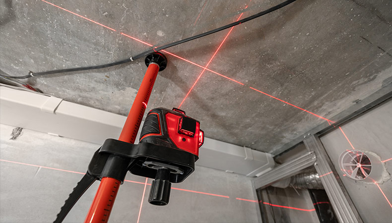 Adoperare un misuratore laser professionale per la rilevazione delle misure di una stanza