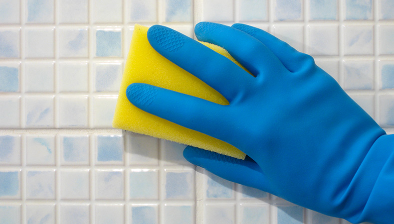 Pulire le fughe tra le piastrelle è una cura di igiene e pulizia essenziale
