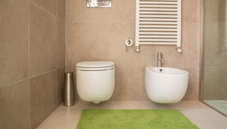 Soluzioni salvaspazio per un bagno piccolo: sanitari sospesi